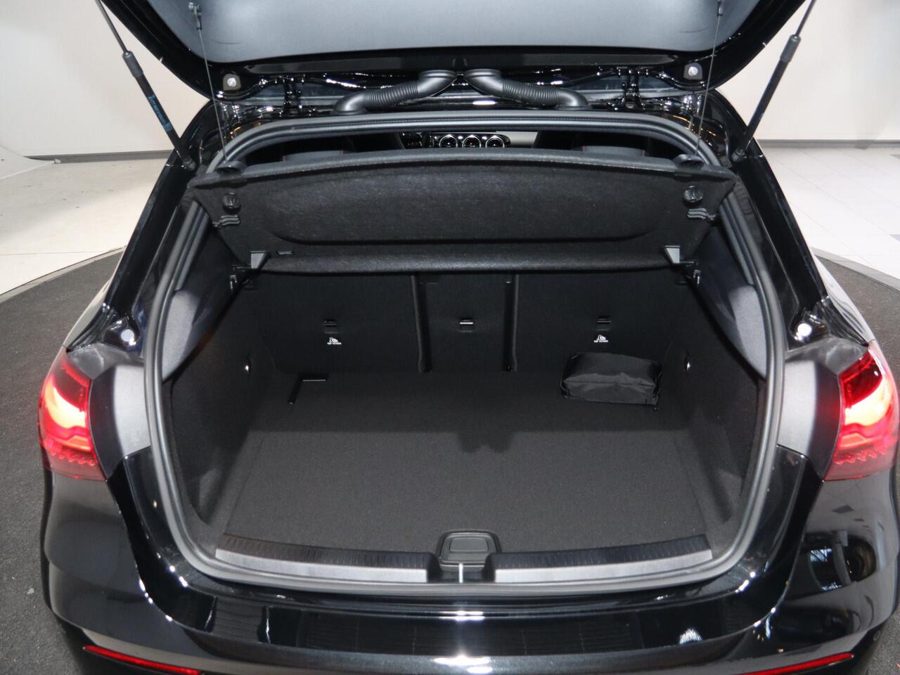 Mercedes-Benz A-KLASSE 180 Business Solution AMG | Panoramaschuifdak | Stoelverwarming | Achteruitrijcamera | MULTIBEAM LED | Night Pakket |