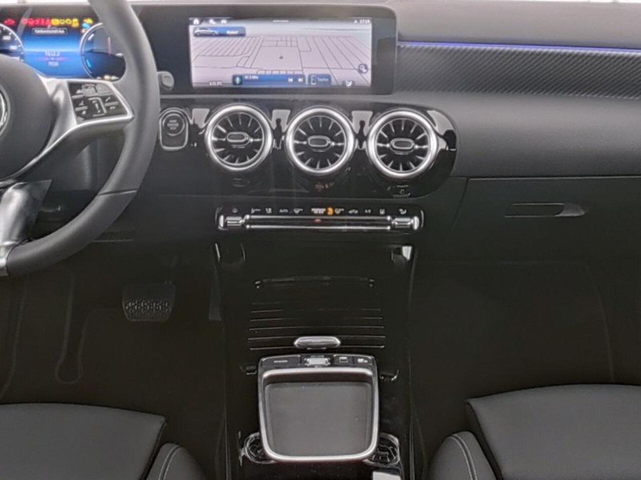 Mercedes-Benz A-KLASSE 250 e Progressive Plug-In Hybride | Panoramadak | Sfeerverlichting | Memory | Keyless Go | Stuur en Stoelverwarming. Inclusief 24 maanden Mercedes-Benz Certified garantie voor Europa.