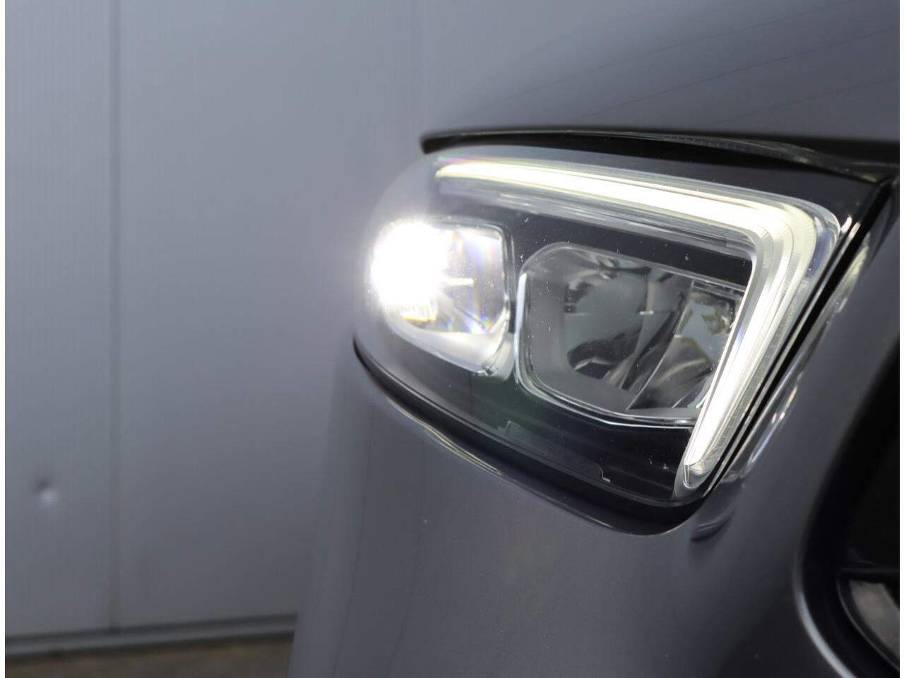 Mercedes-Benz A-KLASSE 180 AMG-line | Sfeerverlichting | Panoramadak | NAP