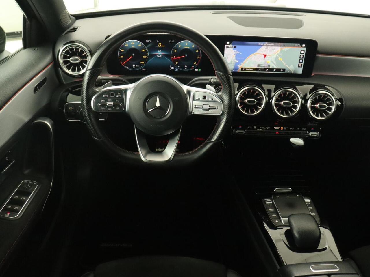 Mercedes-Benz A-KLASSE 180 Business Solution AMG | Panoramadak | Stoelverwarming | Leder/Alcantara | Camera | Navigatie | Widescreen | Designo Mountaingrijs Magno