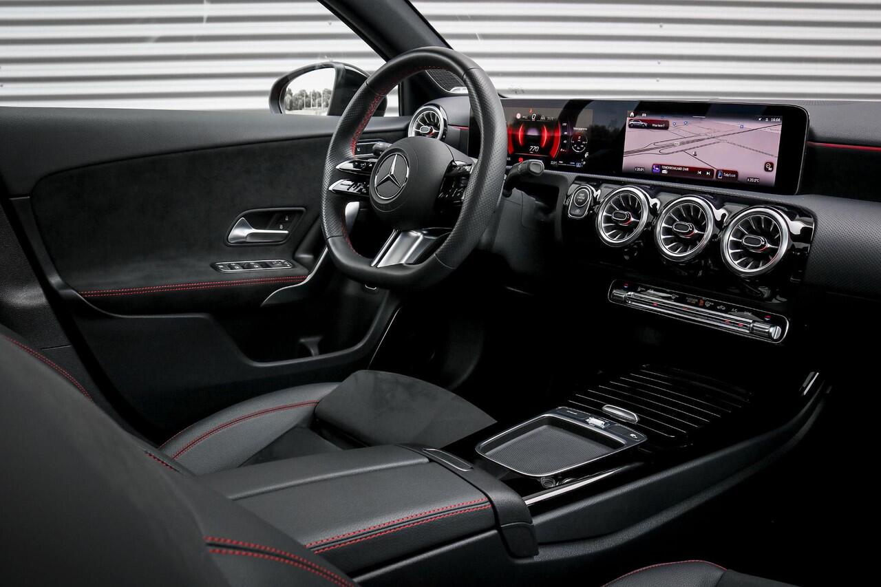 Mercedes-Benz A-KLASSE Limousine 180 AMG | Rijassistentiepakket | Panoramadak | Stoelverwarming | Achteruitrijcamera