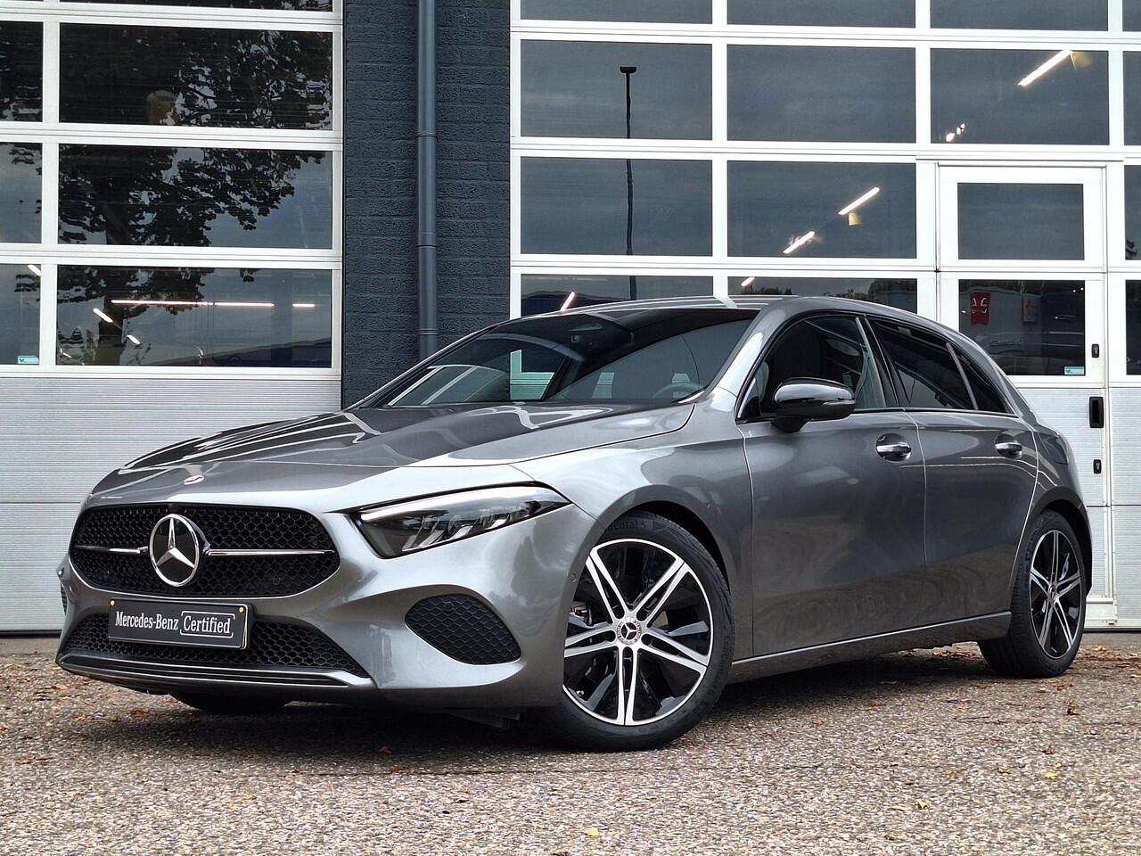 Mercedes-Benz A-KLASSE 180 Star Edition Luxury | Night Pakket | Achteruitrijcamera | Sfeerverlichting | Dodehoekassistent | Stoelverwarming | Parkeersensoren | Keyless-GO | Elektrisch Inklapbare Buitenspiegels