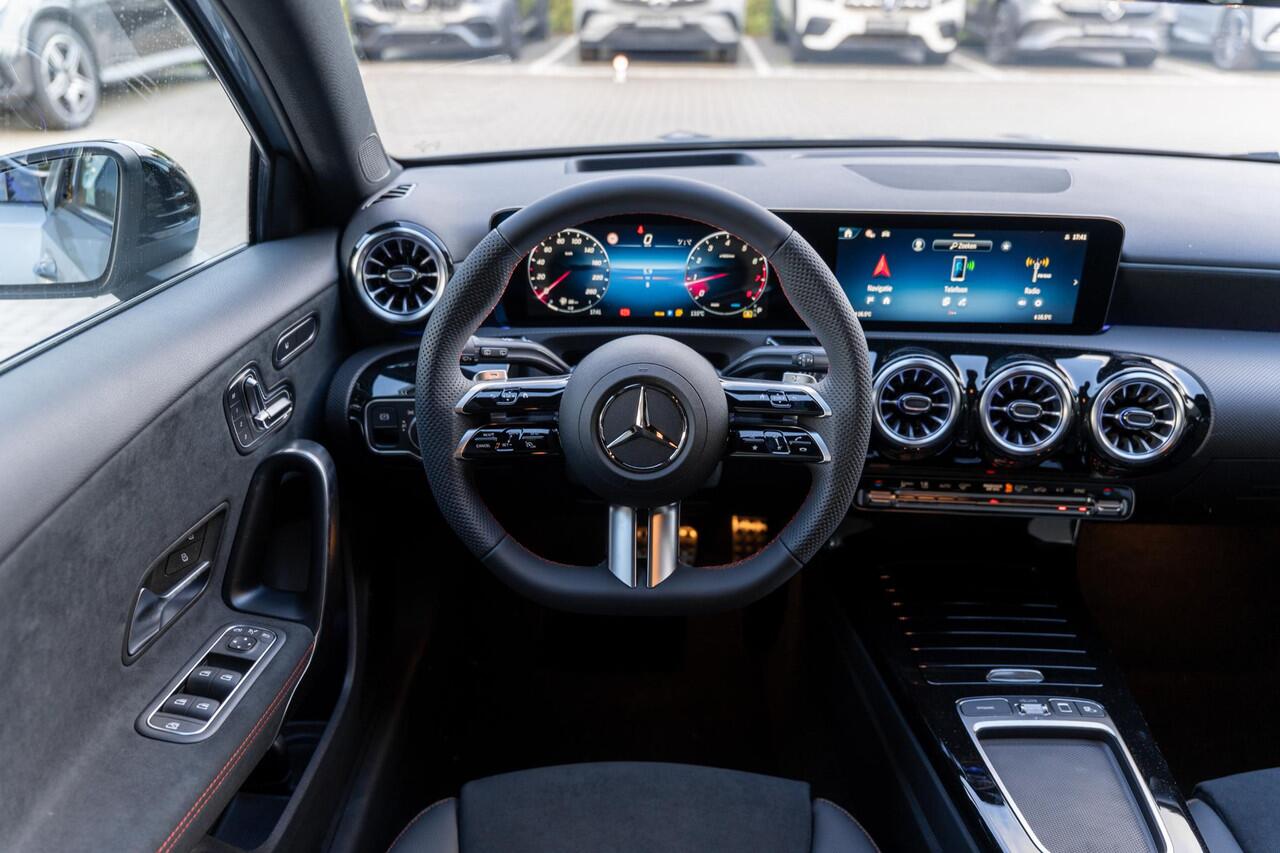 Mercedes-Benz A-KLASSE 180 Business Solution AMG | Panoramaschuifdak | Premium Plus | Head-Up | MULTIBEAM LED | Dodehoekassistent | 19 inch AMG-velgen |