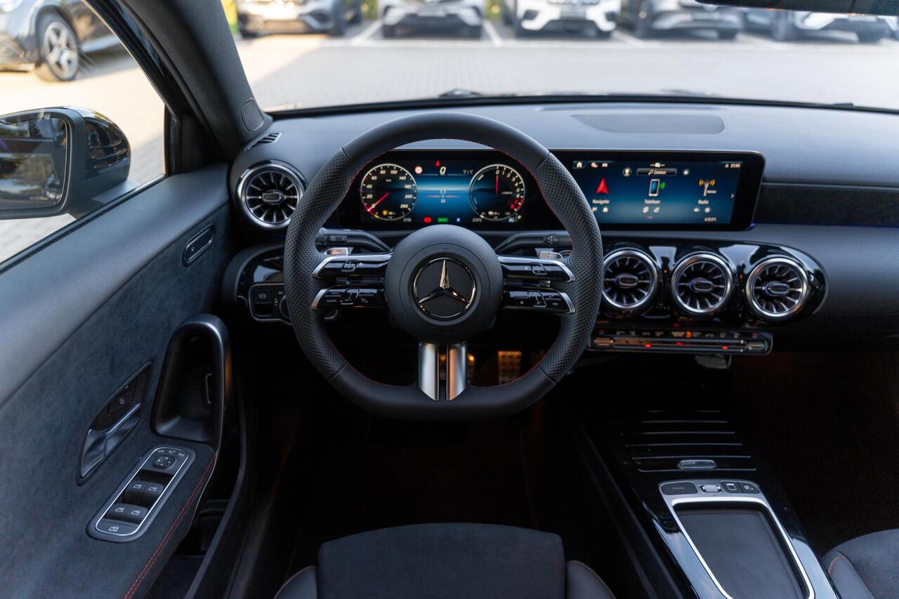 Mercedes-Benz A-KLASSE 250e Business Solution AMG | Panoramaschuifdak | Night pakket | Achteruitrijcamera | Stoelverwarming | MULTIBEAM LED |