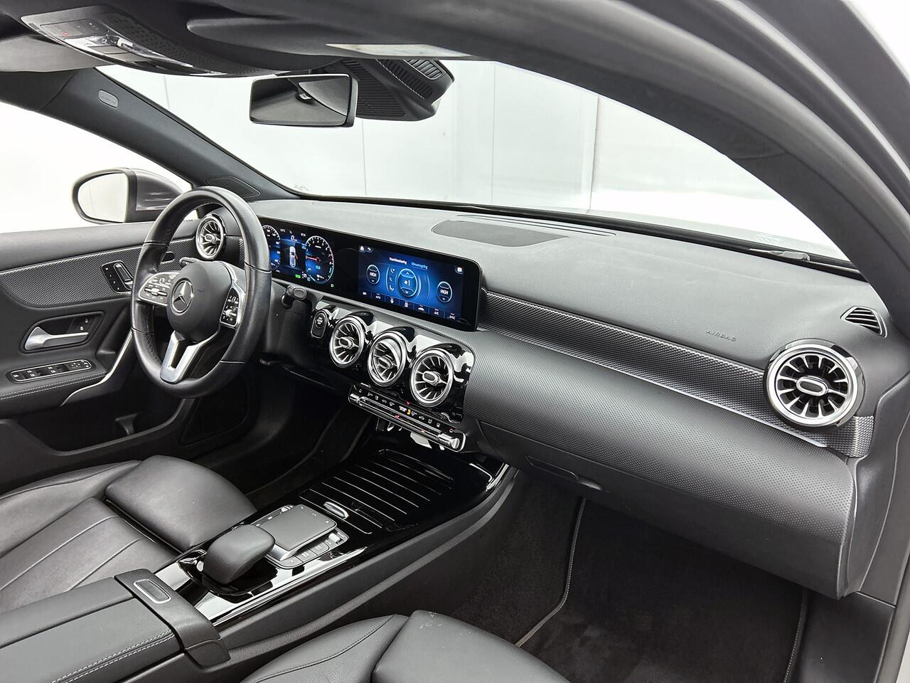 Mercedes-Benz A-KLASSE 250 e Business Solution Luxury Limited Panorama Schuif-Kanteldak | Sfeerverlichting | Achteruitrijcamera | MultiBeam Ledkoplampen | Stoelverwarming. Inclusief 24 maanden MB Certified garantie voor Europa.