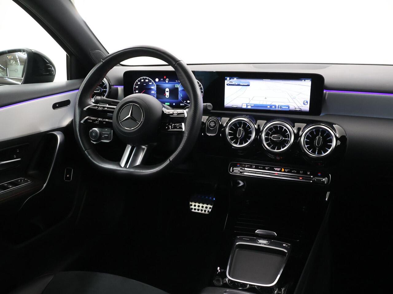 Mercedes-Benz A-KLASSE 250 e AMG Line | Night pakket | Stoelverwarming | Achteruitrijcamera | Keyless |