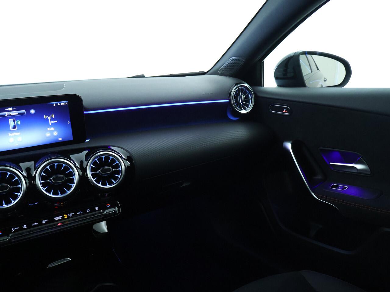 Mercedes-Benz A-KLASSE 250 e Business Solution AMG | Trekhaak | Nightpakket | parkeerpakket met achteruitrijcamera | Verwarmde stoelen vooraan | Antidiefstalpakket URBAN GUARD PLUS | KEYLESS GO-comfortpakket | Extra USB-poorten |