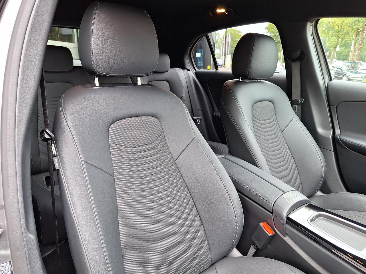 Mercedes-Benz A-KLASSE 180 Star Edition Luxury | Night Pakket | Achteruitrijcamera | Sfeerverlichting | Dodehoekassistent | Stoelverwarming | Parkeersensoren | Keyless-GO | Elektrisch Inklapbare Buitenspiegels