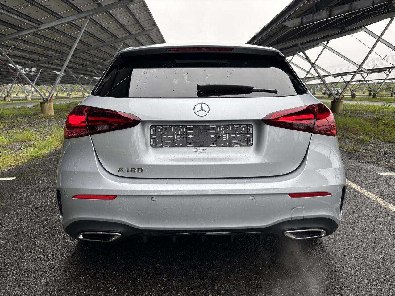 Mercedes-Benz A-KLASSE 180 Business Solution AMG | Night | Panoramaschuifdak | Achteruitrijcamera | Sfeerverlichting | MULTIBEAM LED | 19 inch AMG-velgen |