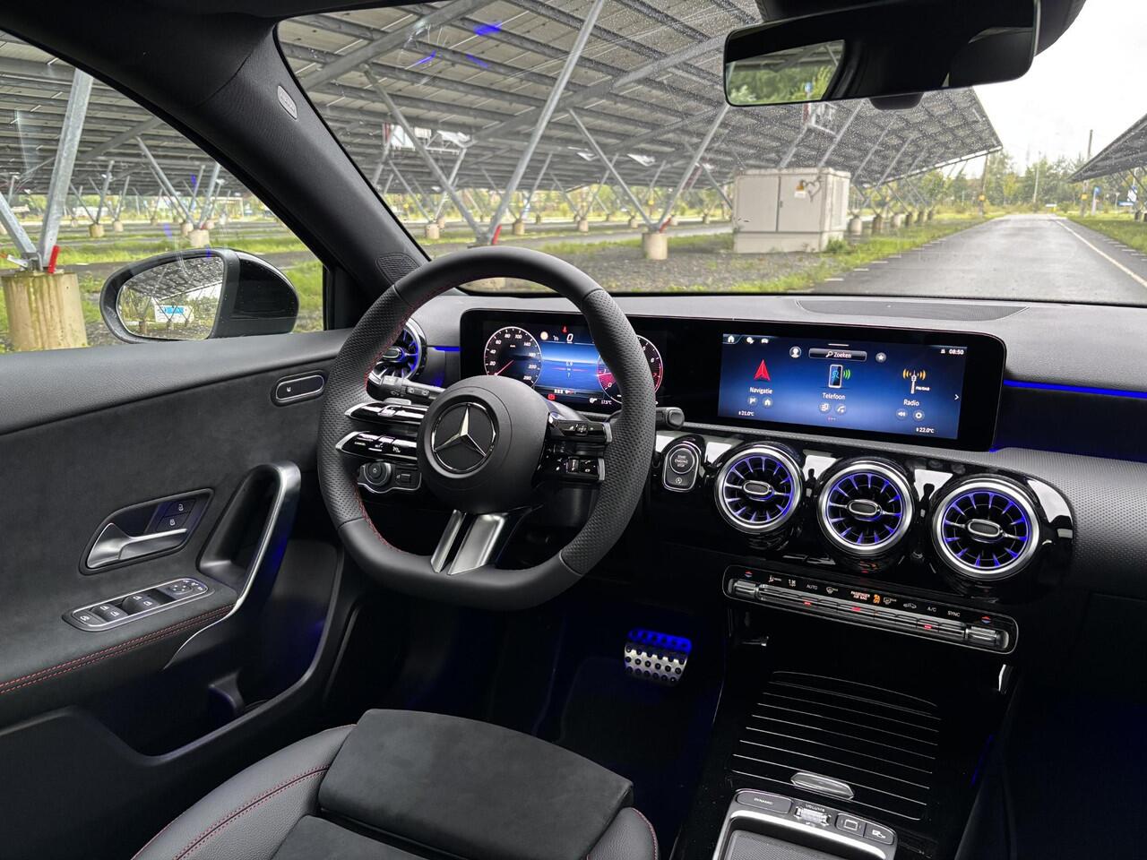 Mercedes-Benz A-KLASSE 180 Business Solution AMG | Night | Panoramaschuifdak | Achteruitrijcamera | Sfeerverlichting| MULTIBEAM LED | 19 inch AMG-velgen |