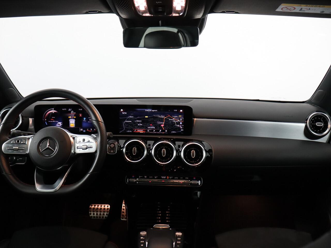 Mercedes-Benz A-KLASSE 200 AMG Line (Panodak / ACC / Full Led / Distronic+ / Carplay / 19 Inch / Digi dash)