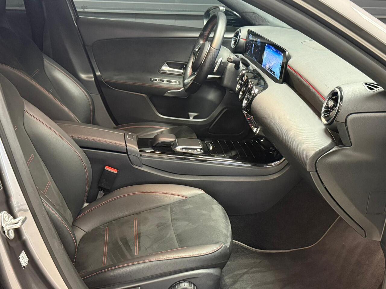 Mercedes-Benz A-KLASSE 200 AMG Line Navi Camera Night Pack 19Inch Led 60.000dkm! Nieuwe Staat!