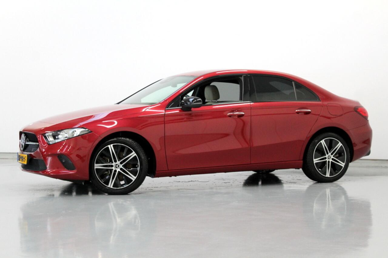 Mercedes-Benz A-KLASSE 250 e Luxury Line PHEV | LEER | HEAD-UP DISPLAY | AUTOMAAT | CAMERA | PARKEERSENSOREN