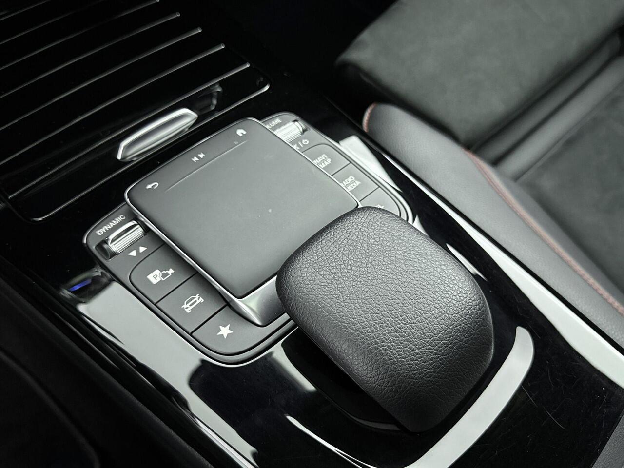 Mercedes-Benz A-KLASSE 200 Business Solution AMG 163PK | Schuif-/Kanteldak | Wegklapbare Trekhaak | Memory Stoelen | Sfeerverlichting | Achteruitrijcamera | Stoelverwarming | Apple CarPlay & Android Auto