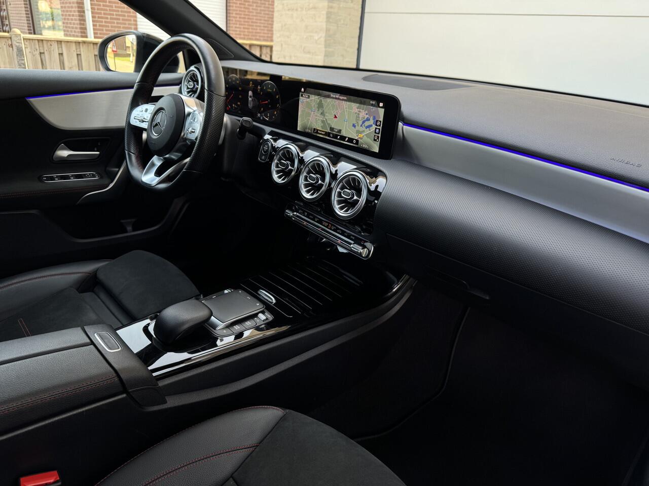 Mercedes-Benz A-KLASSE 180 AMG Aut Panoramadak Nightpakket Widescreen SfeerVerlichting Keyless SportLeder Led Camera Pdc