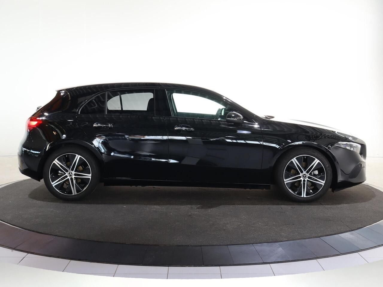 Mercedes-Benz A-KLASSE 180 Star Edition Luxury Line | Night | Distronic | Dodehoek assistent | Apple Carplay | Sfeerverlichting |