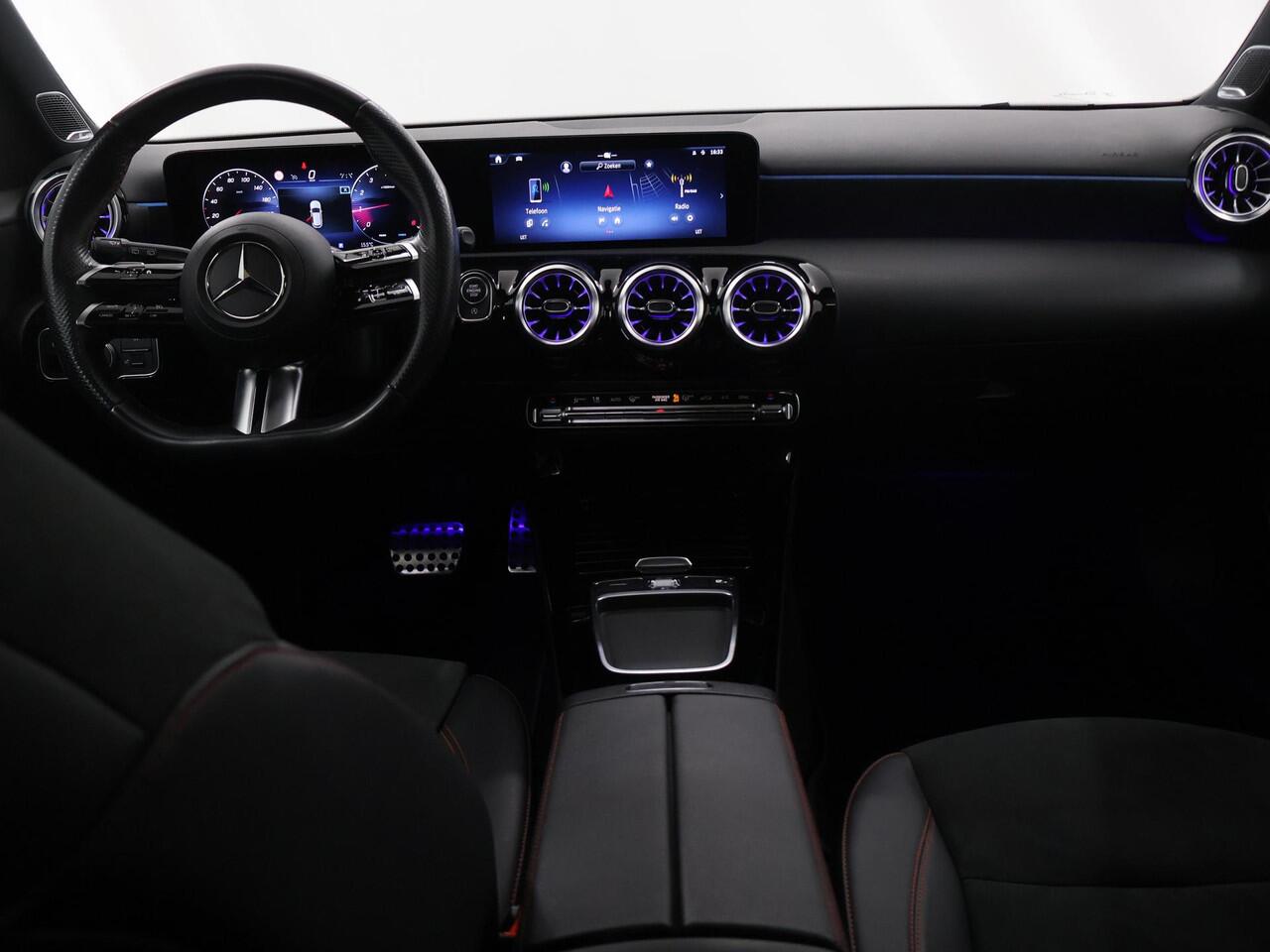 Mercedes-Benz A-KLASSE 180 AMG Line | Premium pack | Night pakket | Panoramadak | Stoelverwarming |