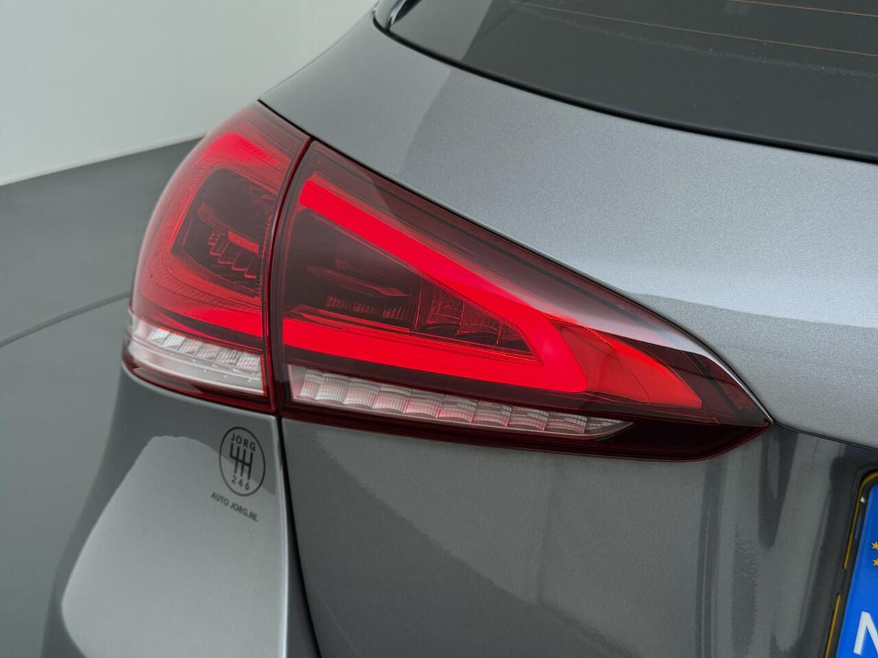 Mercedes-Benz A-KLASSE 180 Business Solution Luxury Panorama dak | Stoelverwarming | Navigatie | Camera |