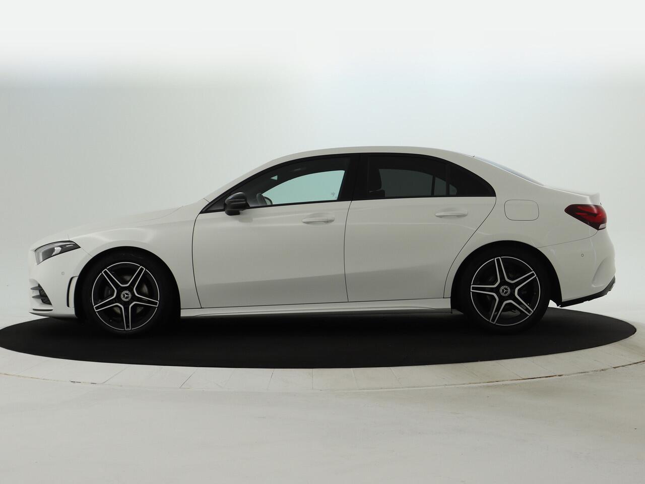 Mercedes-Benz A-KLASSE 180 AMG Limousine | NIGHT pakket | Sfeerverlichting | Spiegel pakket | Parkeer pakket + achter camera Inclusief 24 maanden MB Certified garantie voor Europa.