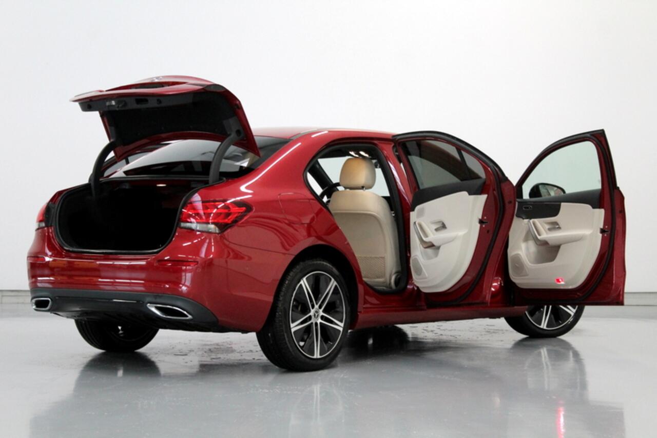 Mercedes-Benz A-KLASSE 250 e Luxury Line PHEV RIJKLAAR!! LEER | HEAD-UP DISPLAY | AUTOMAAT | CAMERA | PARKEERSENSOREN