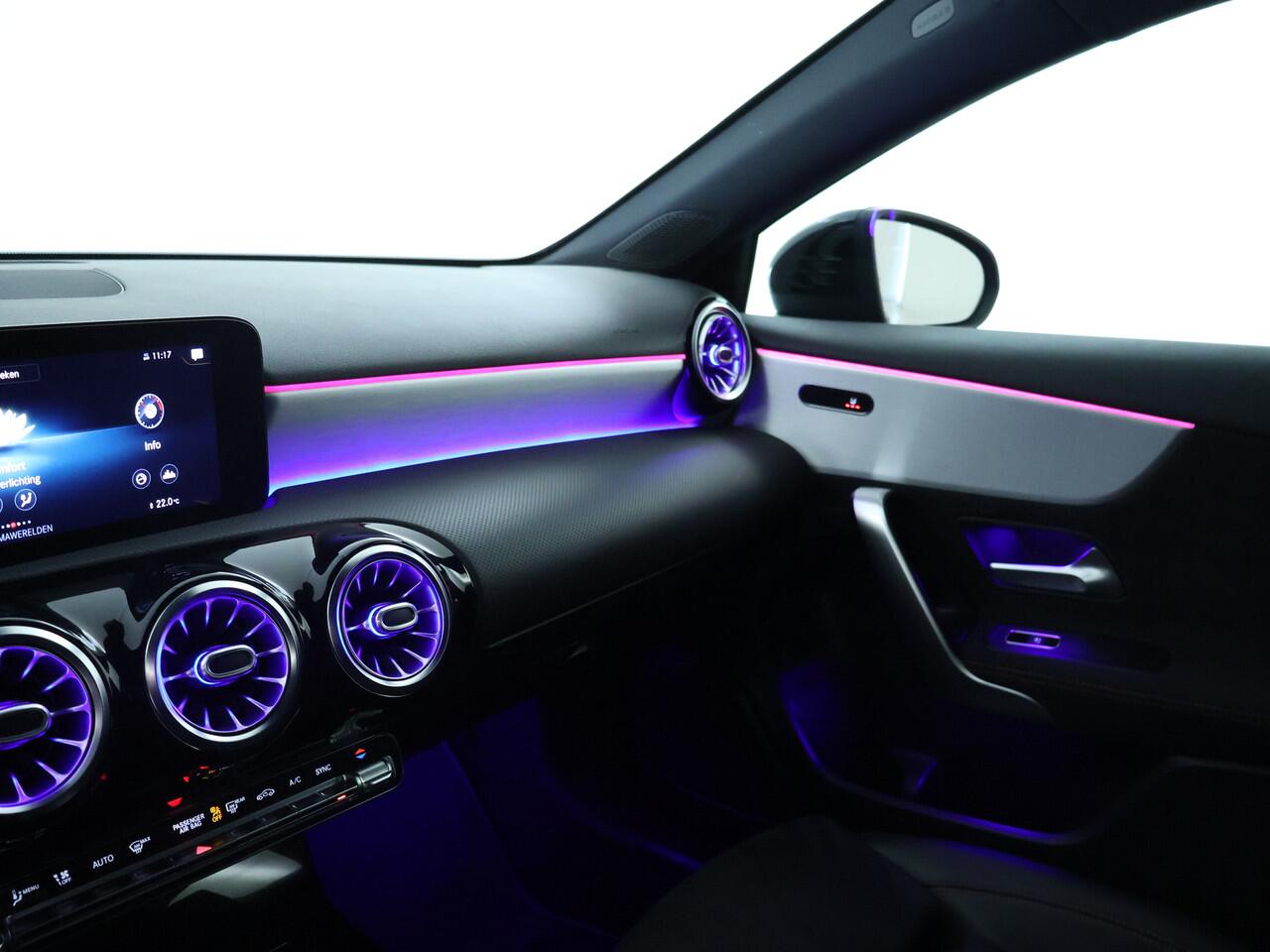 Mercedes-Benz A-KLASSE 180 AMG-line Limousine | Night Pakket | Trekhaak af fabriek | Sfeerverlichting | Parkeer pakket | Spiegel pakket | Inclusief 24 maanden MB Certified garantie voor Europa.