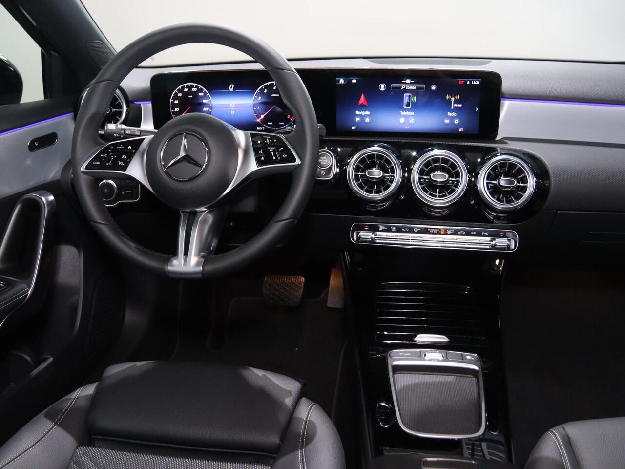 Mercedes-Benz A-KLASSE 180 Star Edition Luxury Line | Night | Achteruitrijcamera | LED-koplampen | Dodehoekassistent