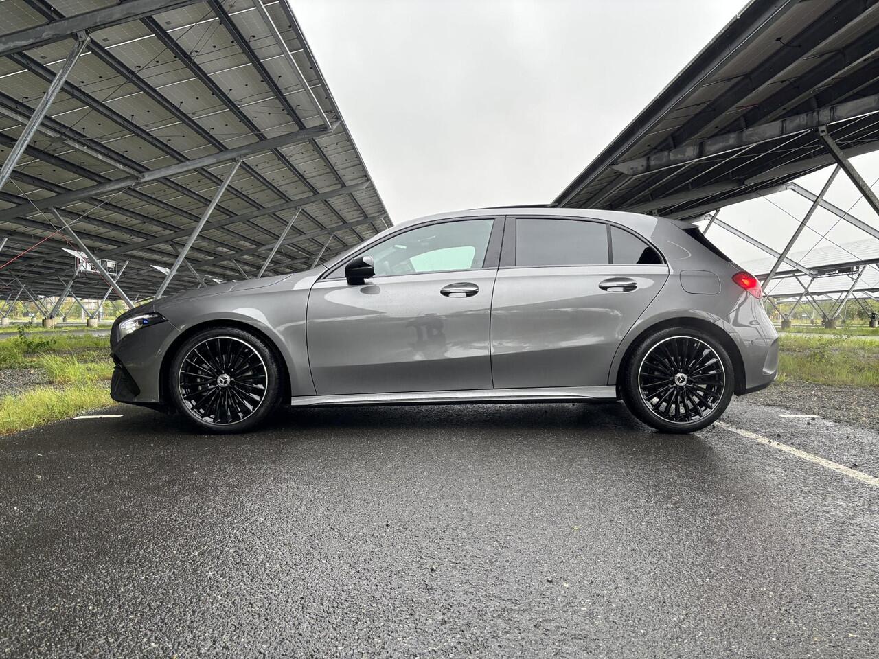 Mercedes-Benz A-KLASSE 180 Business Solution AMG | Night | Panoramaschuifdak | Achteruitrijcamera | Sfeerverlichting| MULTIBEAM LED | 19 inch AMG-velgen |