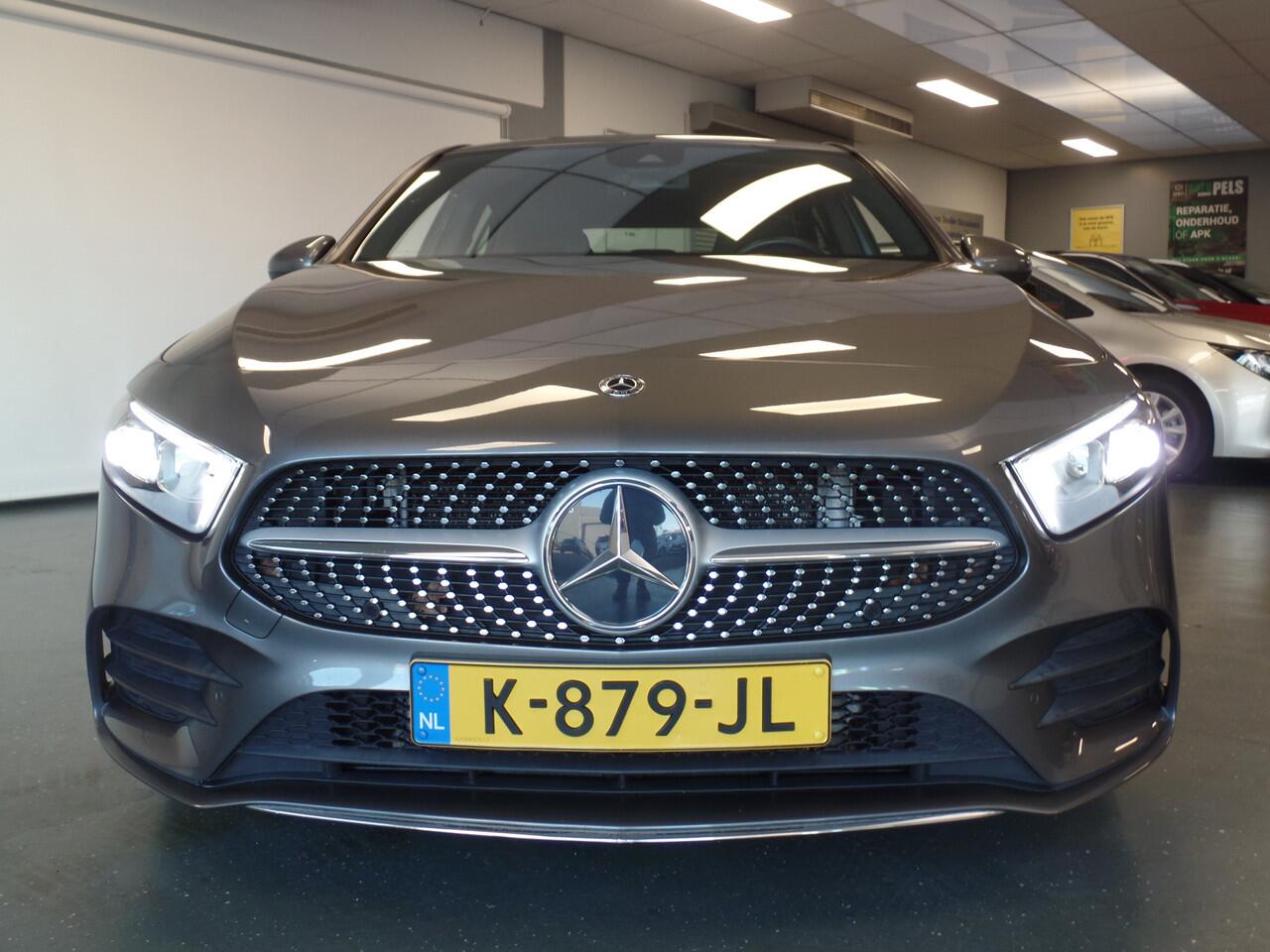 Mercedes-Benz A-KLASSE 160 Advantage AMG pakket!! Full options, Navigatie, Achteruitrijcamera, Pdc V/A, Xenon, Sportstoelen, Alcantara/Leder, Led verlichting, Cruise controle, Lm velgen 18'', Nederlandse auto!! Bovag afleverpakket 695,-