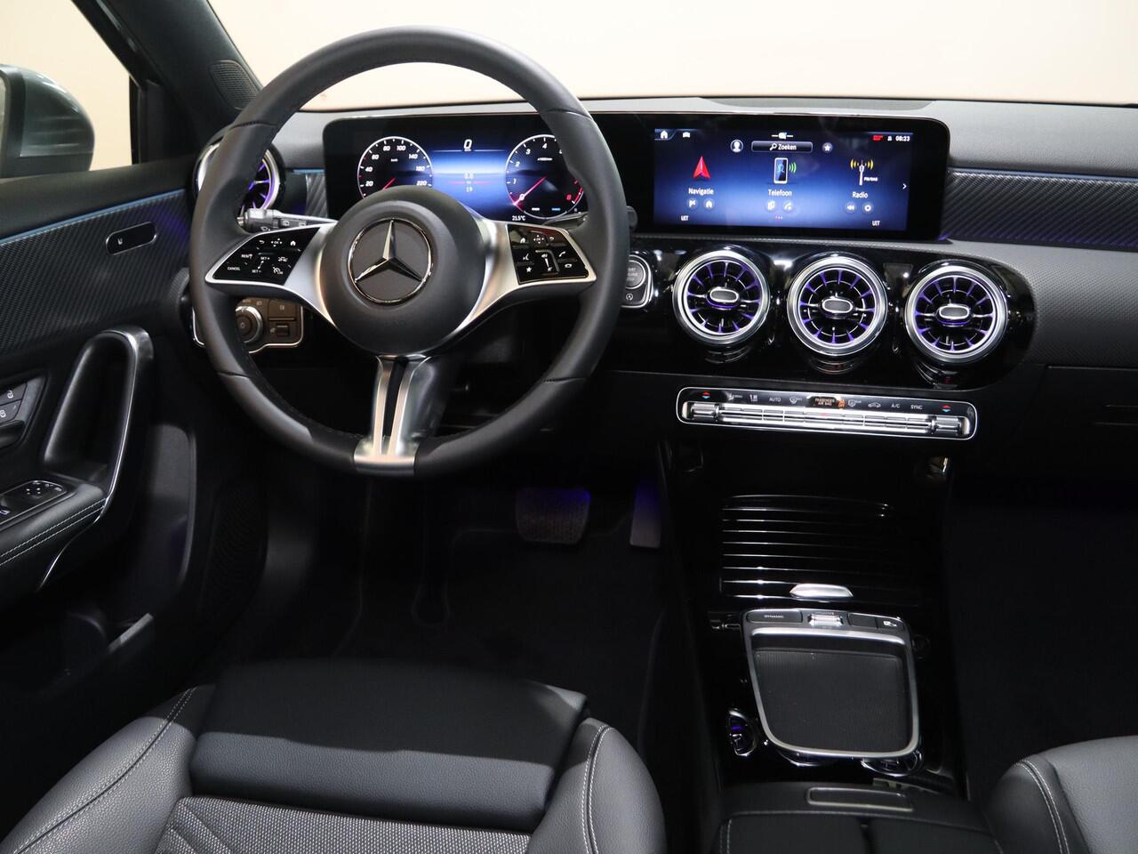 Mercedes-Benz A-KLASSE 180 Luxury Line | Achteruitrijcamera | LED-koplampen | Dodehoekassistent