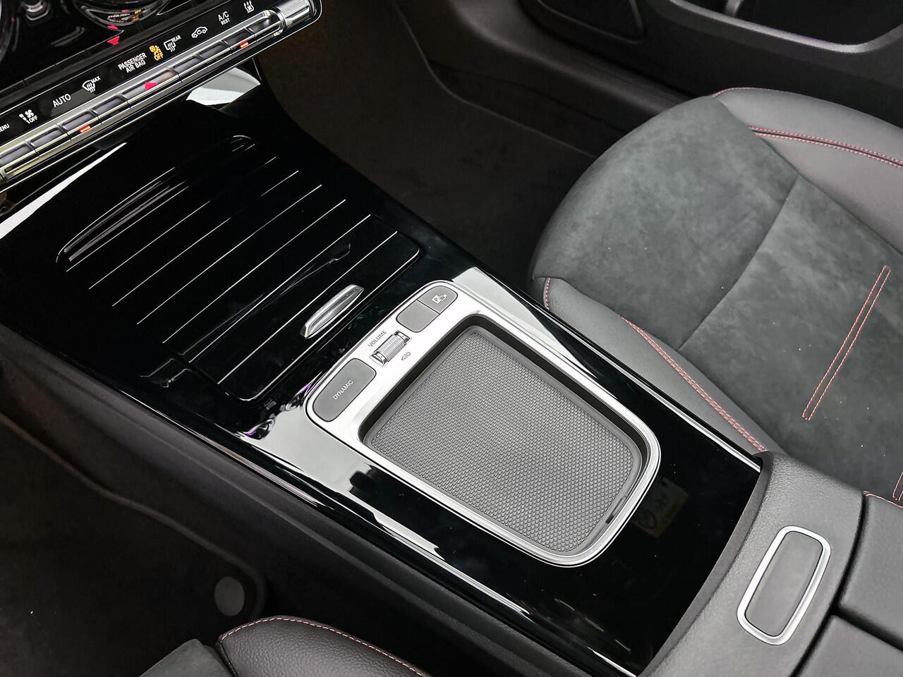 Mercedes-Benz A-KLASSE 250 e Business Solution AMG | Nightpakket | Smartphone integratie | Panoramaschuifdak | Multibeam LED | Stoelverwarming voor | Parkeerpakket met achteruitrijcamera | KEYLESS GO |