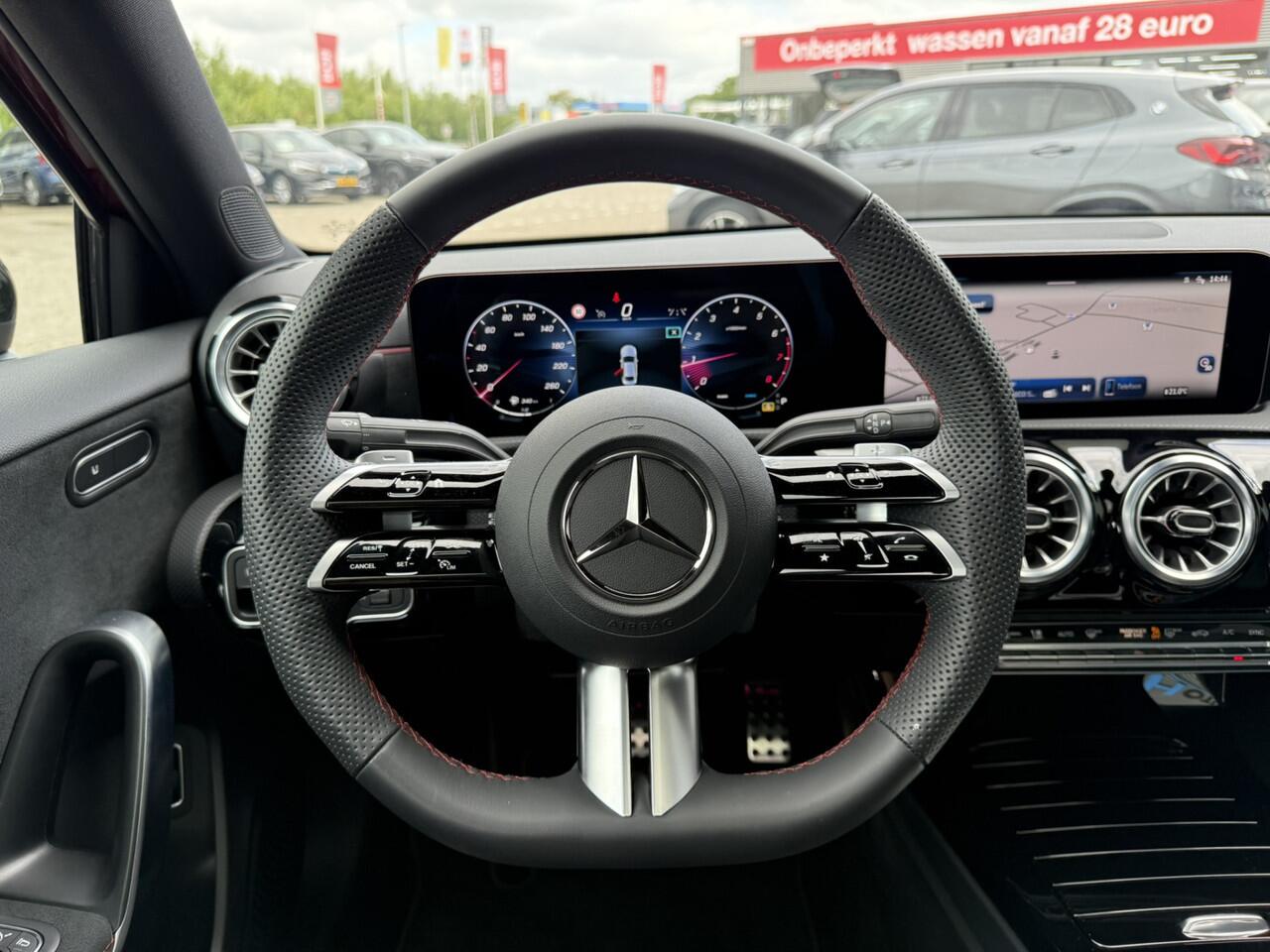 Mercedes-Benz A-KLASSE 180 AMG Line Star Edition 19 Inch Panoramadak Trekhaak Achteruitrijcamera