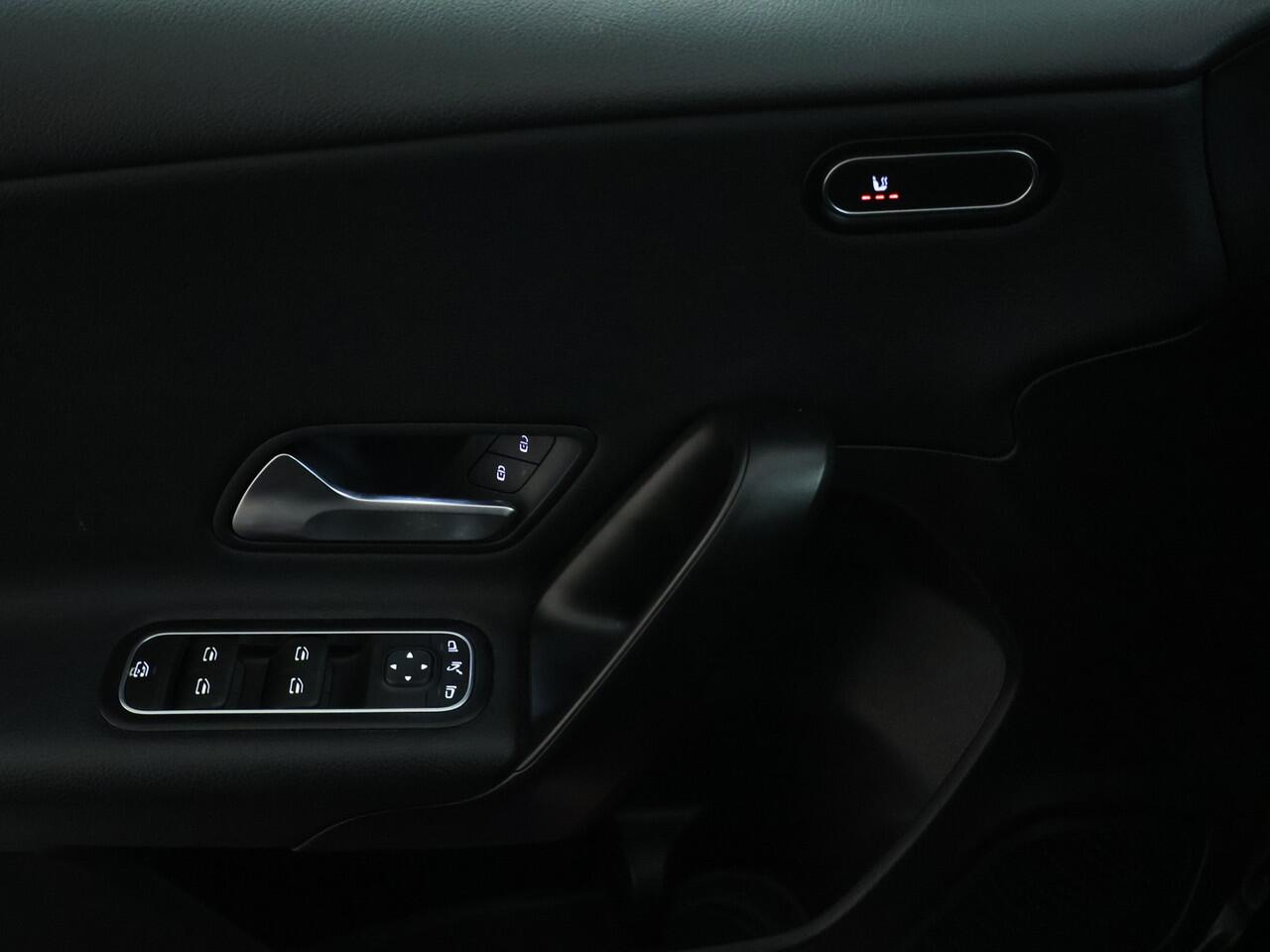 Mercedes-Benz A-KLASSE 180 Business Solution | Led koplampen | Stoelverwarming | Achteruitrijcamera | Elektrisch inklapbare buitenspiegels | Apple CarPlay. Inclusief 24 maanden MB Certified garantie voor Europa.