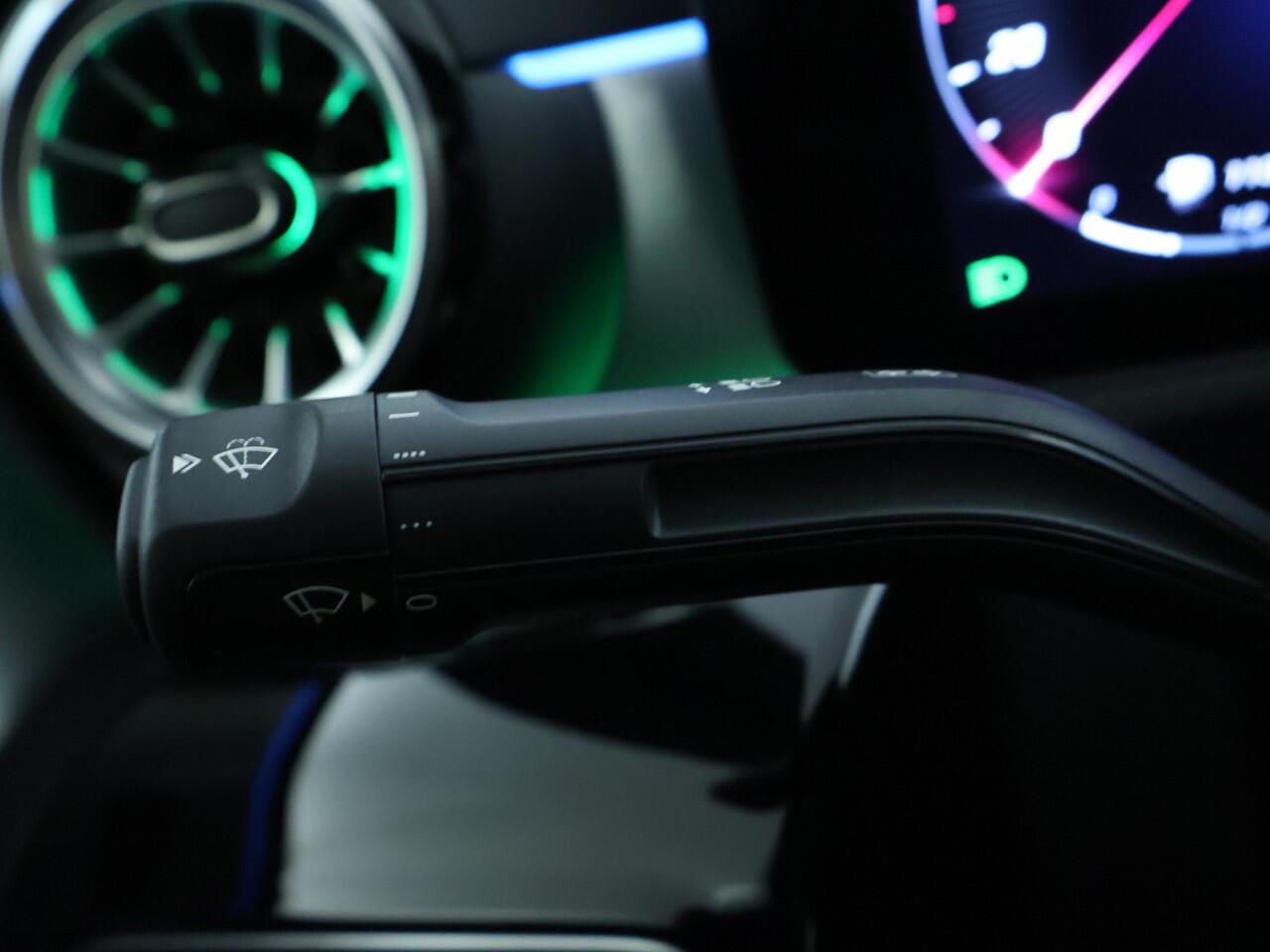 Mercedes-Benz A-KLASSE 250 e Business Solution AMG | Nightpakket | AMG Line Plus pakket | Parkeerpakket met 360°-camera | KEYLESS GO-comfortpakket | Verwarmde stoelen vooraan | Extra USB-poorten | Dodehoekassistent | Head-up display |