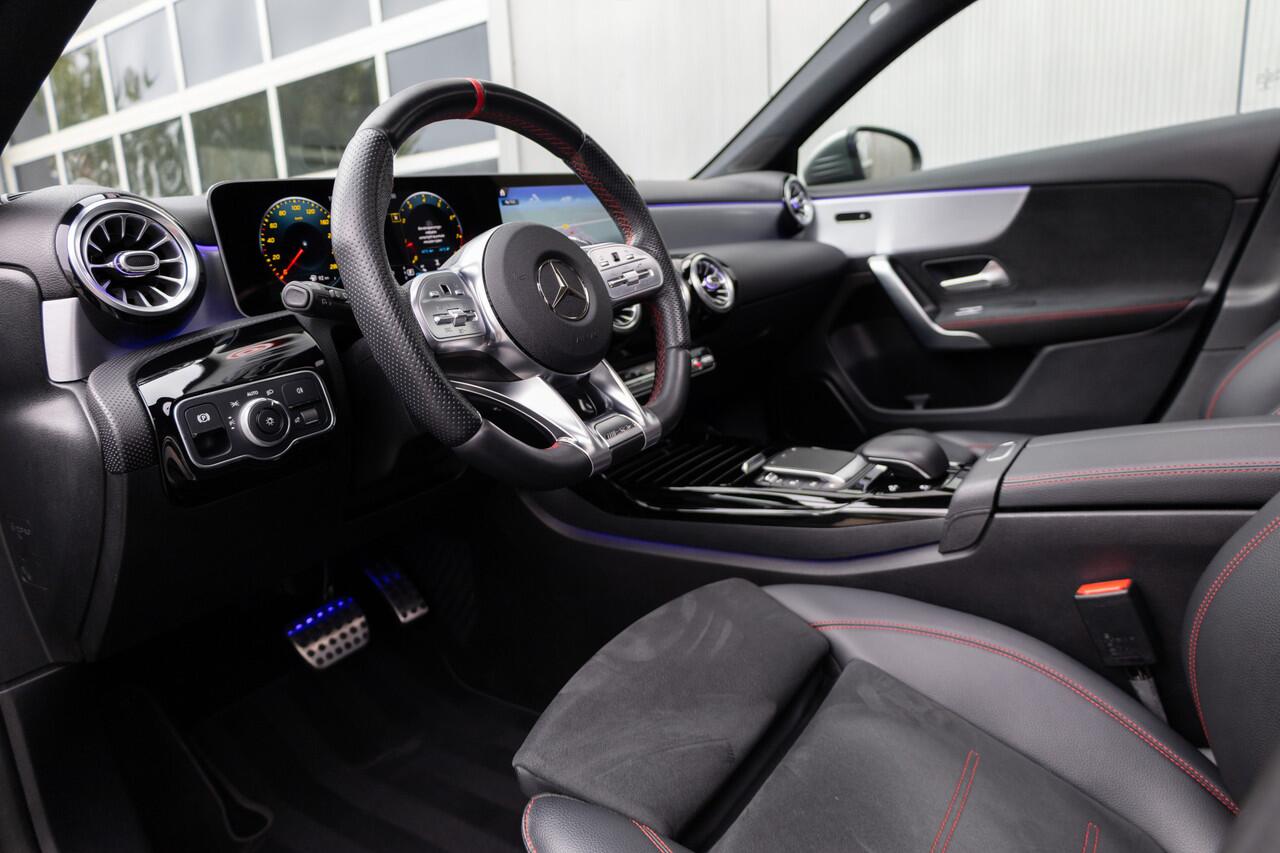 Mercedes-Benz A-KLASSE AMG 35 4MATIC 306 pk Premium Plus AMG-Pakket / Mat-Grijs/ Pano-Dak/ Camera/ Keyless/ Wide-Screen/ Sfeer-Verl/ Sport-Stoelen/ Stoel.Verw/ 19'' LMV