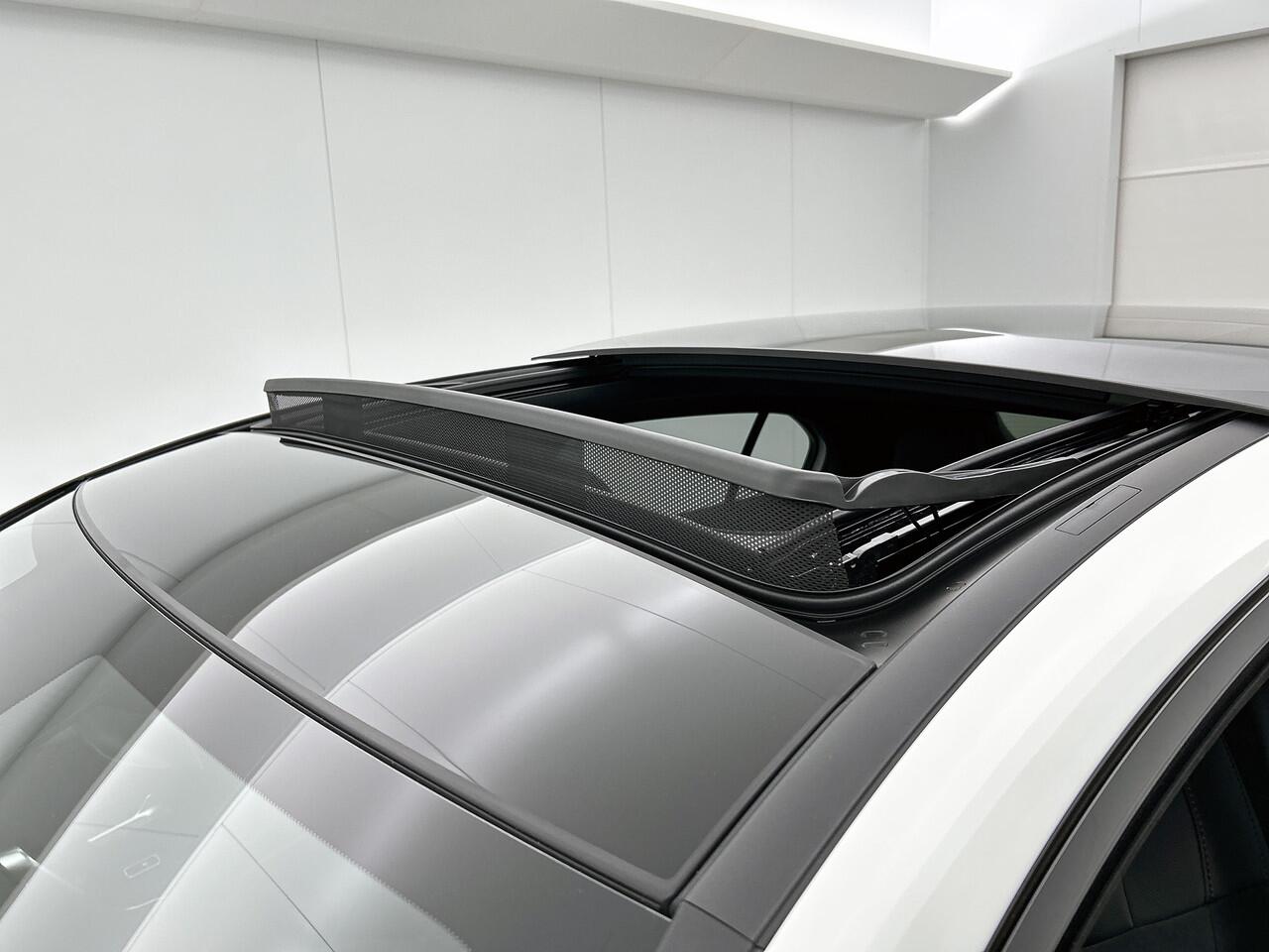 Mercedes-Benz A-KLASSE 250 e Business Solution AMG | Nightpakket | Panoramaschuifdak | Multibeam LED | Stoelverwarming voor | Smartphone Integratie | Sfeerverlichting | KEYLESS GO |