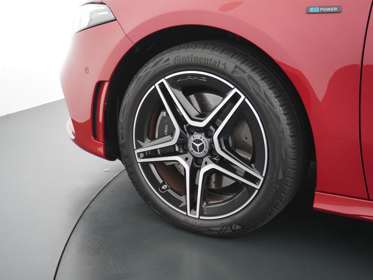 Mercedes-Benz A-KLASSE 250e AMG // Trekhaak // Panoramadak // Sfeerverlichting // Night Pakket // Camera // Designo kleur