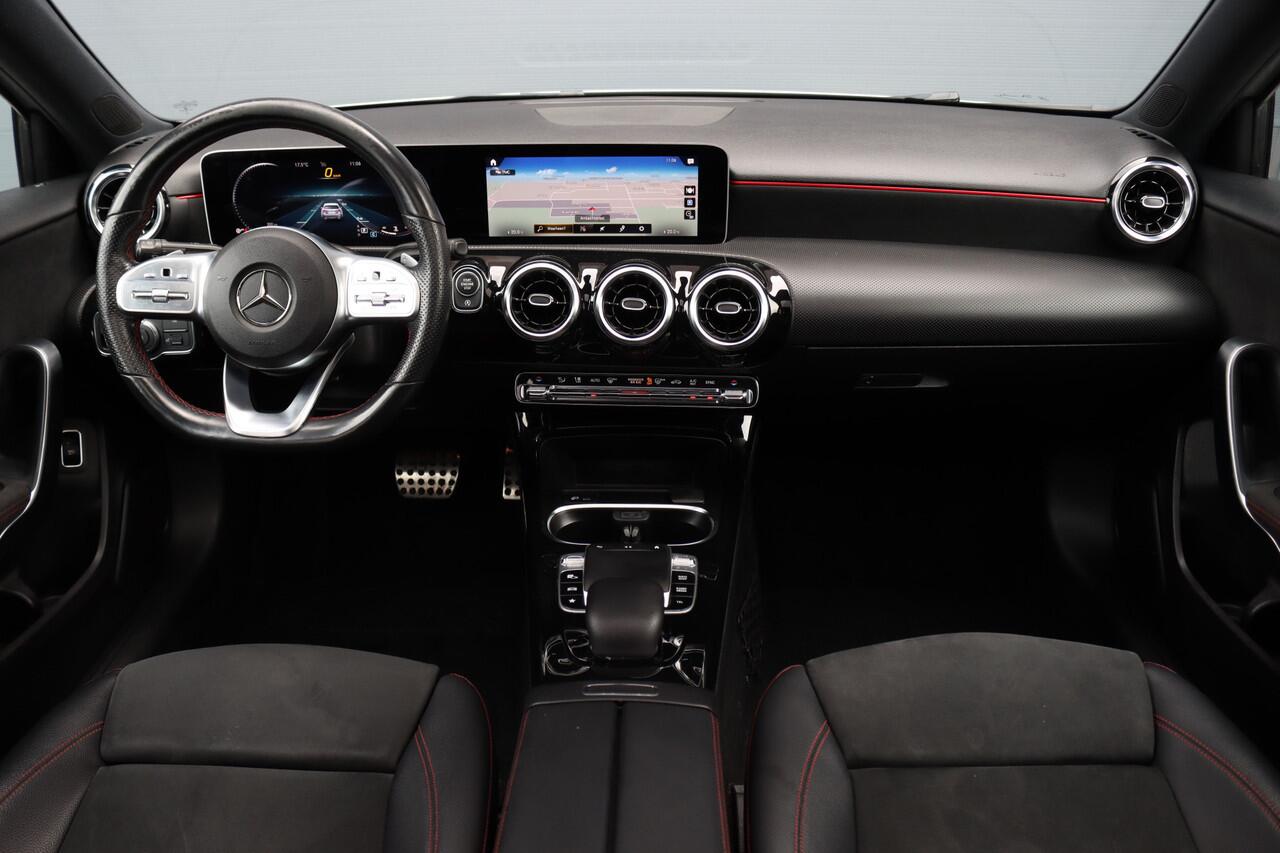 Mercedes-Benz A-KLASSE 200 Business Solution AMG | Panoramadak | Camera | Night Pakket | High Performance Led | Widescreen | Regensensor |