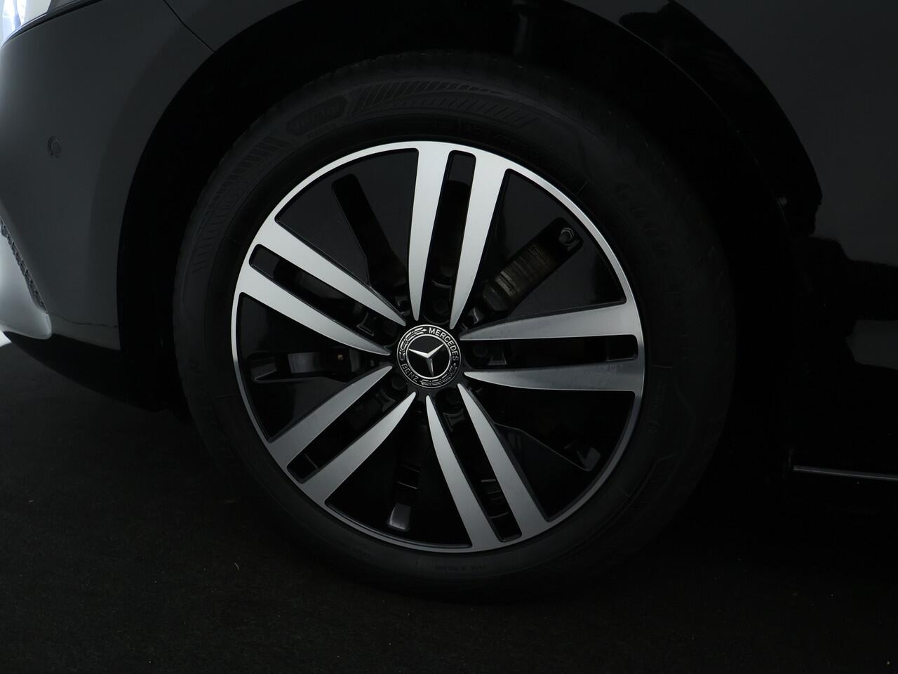 Mercedes-Benz A-KLASSE 250 e Progressive | Parkeerpakket met Camera | Sfeerverlichting | LED | Car Play | Cruise Controle | Inclusief 24 maanden Mercedes-Benz Certified garantie voor Europa.