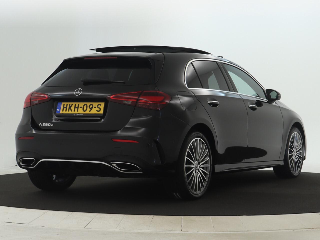 Mercedes-Benz A-KLASSE 250 e AMG Plug-In Hybride | Panorama Schuif/Kanteldak | Sfeerverlichting | Distronic | Burmester® | Multibeam Koplampen | Multi-spaaks LM velgen | Premium Pack Inclusief 24 maanden MB Certified garantie voor Europa.