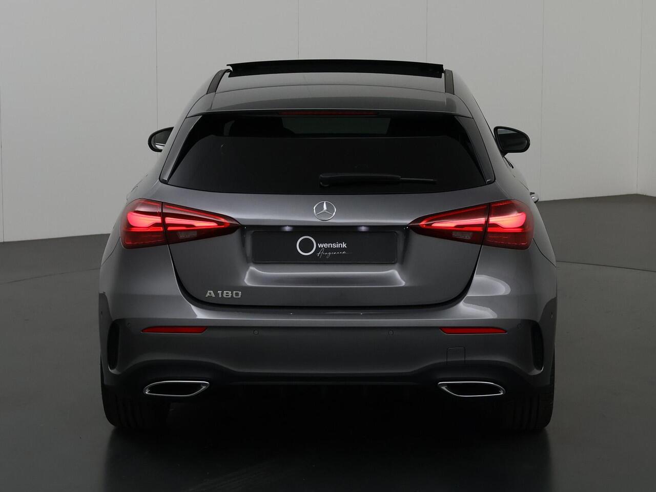 Mercedes-Benz A-KLASSE 180 Business Solution AMG | Elektrisch bedienbaar panorama-dak | Achteruitrijcamera | 19inch Multispaak velgen | Mulitbeam koplampen