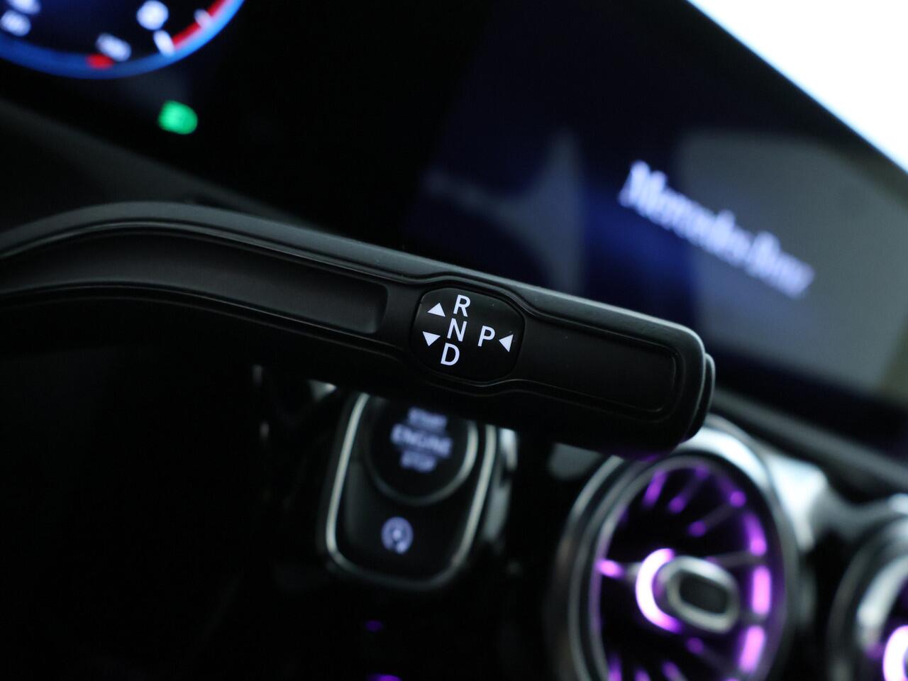 Mercedes-Benz A-KLASSE 180 Business Solution Luxury Sfeerverlichting | Trekhaak | Achteruitrijcamera. Inclusief 24 maanden MB Certified garantie voor Europa.