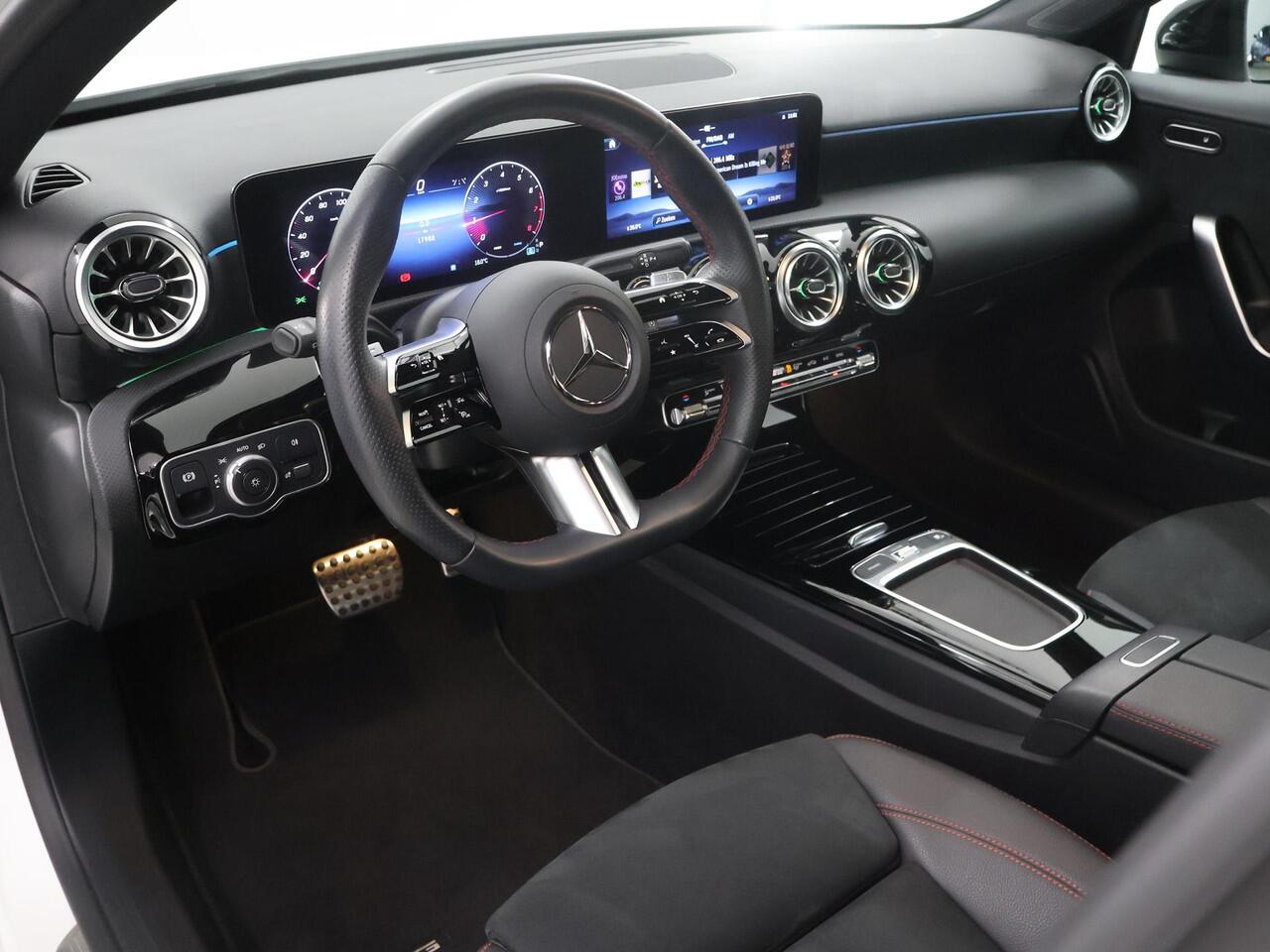 Mercedes-Benz A-KLASSE Limousine 180 Star Edition AMG Panoramadak | Night-pakket | 19" AMG velgen | Sfeerverlichting | Stoelverwarming | Multibeam led koplampen