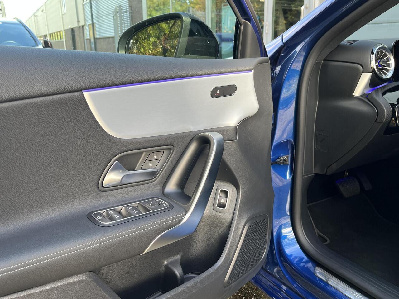 Mercedes-Benz A-KLASSE 250 e Star Edition Luxury Line | Panoramadak | Night Pakket | Dodehoekassistent | MULTIBEAM LED Koplampen | Sfeerverlichting | Stoelverwarming | Sierdelen Aluminium | Elektrisch Inklapbare Buitenspiegels | Achteruitrijcamera | Parkeersensoren