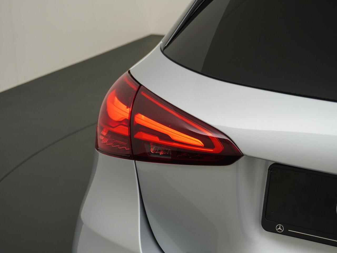 Mercedes-Benz A-KLASSE 180 Business Solution AMG | Panorama - Schuifdak | Memorystoelen | Head-Up Display | 360° Camera | Apple Carplay & Android Auto | Multibeam Led