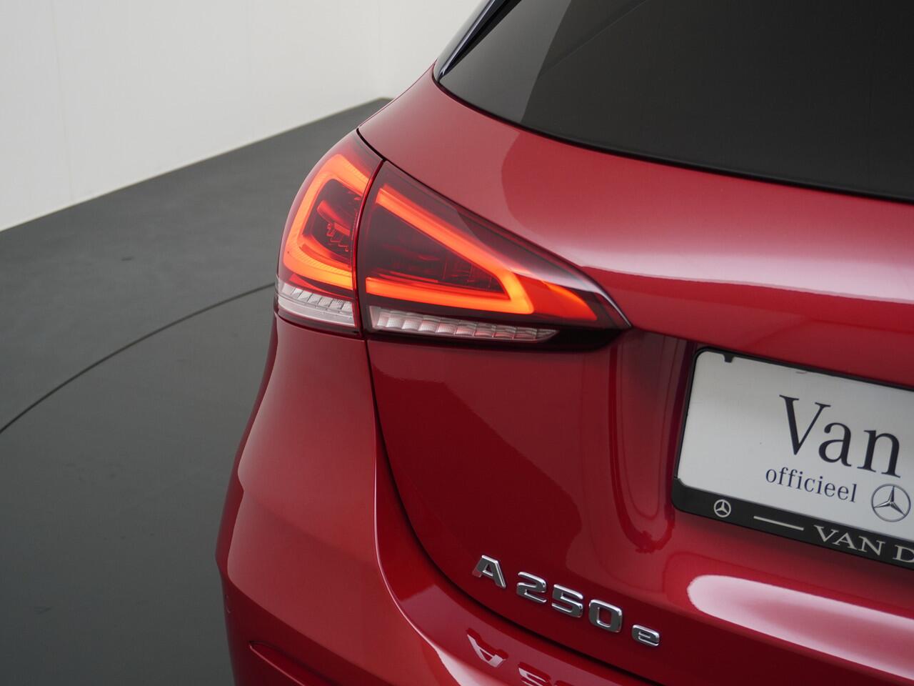 Mercedes-Benz A-KLASSE 250e AMG // Trekhaak // Panoramadak // Sfeerverlichting // Night Pakket // Camera // Designo kleur