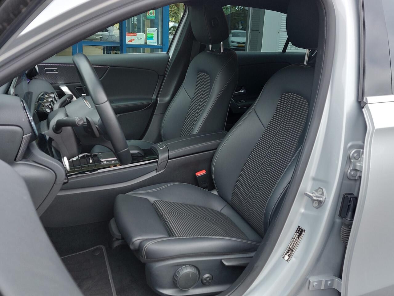 Mercedes-Benz A-KLASSE 250e Plug-In Hybrid Luxury Line | Origineel NL | Navi | Apple Carplay+Android Auto | Clima | Cruise | Stoelverwarming | Pdc V+A+Assist+Camera | Privacy Glass | 17''lm