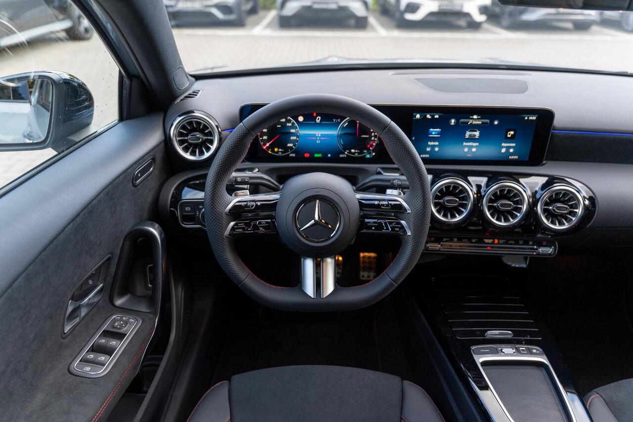 Mercedes-Benz A-KLASSE 250e Business Solution AMG | Panoramaschuifdak | Night pakket | Achteruitrijcamera | Stoelverwarming | MULTIBEAM LED |