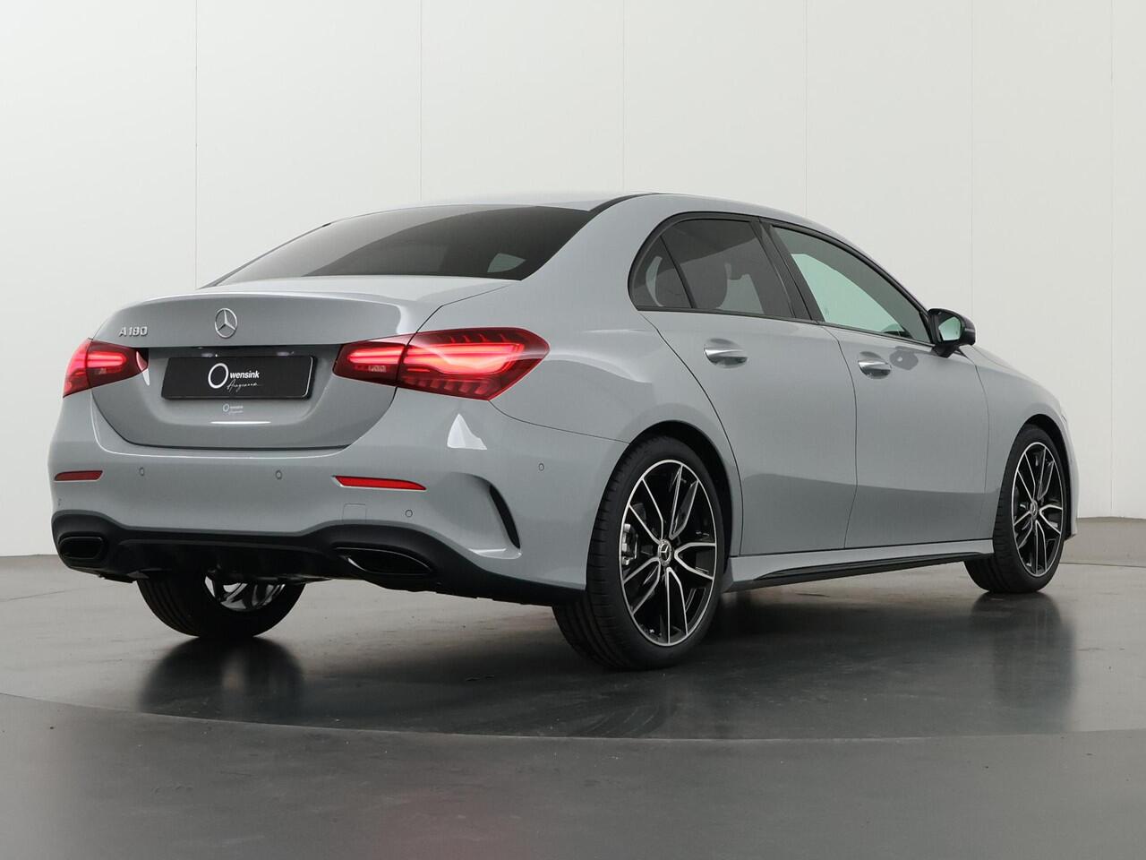 Mercedes-Benz A-KLASSE 180 Business Solution AMG | Night edition | Panoramadak | Memory stoelen | Head-up display | Stoelverwarming | Dodehoekassistent | AMG Line Plus