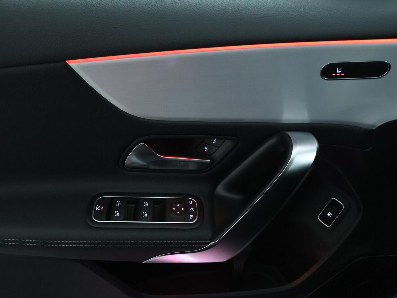 Mercedes-Benz A-KLASSE 250 e Luxury Nightpakket | Panoramaschuifdak | Burmester® Sound | 360 Gr Camera | Dode Hoek Ass | Car Play | Inclusief 24 maanden Mercedes-Benz Certified garantie voor Europa.