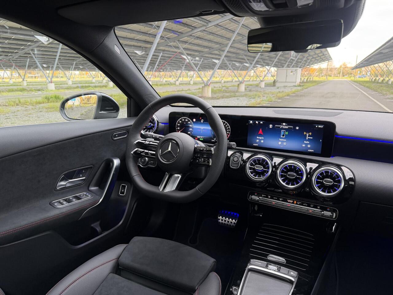 Mercedes-Benz A-KLASSE 250e Business Solution AMG | Panoramaschuifdak | Stoelverwarming | Achteruitrijcamera | MULTIBEAM LED |